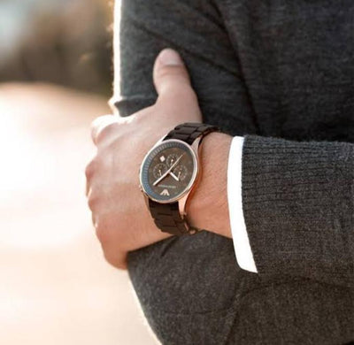 Men’s Stainless Steel Analog Watch – Round Dial, Textured Strap, 12-Hour Display